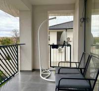 PREDAJ - 3-izbový veľkometrážny byt v RED OAK, Lužianky - REZERVOVANÉ - Balkón s dvoma čiernymi lavicami, satelit na dome na Jasenovej ulici v Lužiankach.