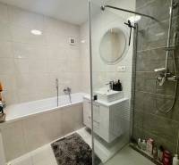 PREDAJ - 3-izbový veľkometrážny byt v RED OAK, Lužianky - REZERVOVANÉ - Kúpeľňa v 3-izbovom byte s vaňou a sprchovým kútom, dlažbou a umývadlom.