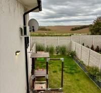 PREDAJ - 3-izbový veľkometrážny byt v RED OAK, Lužianky - REZERVOVANÉ - Dvor 3-izbového bytu na Jasenovej ulici v Lužiankach s detským ihriskom a záhradou.