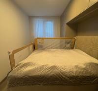 PREDAJ - 3-izbový veľkometrážny byt v RED OAK, Lužianky - REZERVOVANÉ - Spálňa v 3-izbovom byte s posteľou a podlahou s dreveným dekorom.