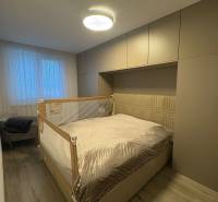 PREDAJ - 3-izbový veľkometrážny byt v RED OAK, Lužianky - REZERVOVANÉ - Spálňa v 3-izbovom byte s posteľou, svetlými skriňami a podlahou s dreveným dekorom.