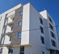 NOVOSTAVBA -2 izbový byt s komorou, na predaj  Galanta - Exteriér bytovej budovy na Športovej ulici v Galante, fasáda so svetlými stenami.