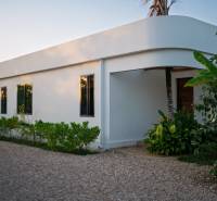 LUXURY 2-BEDROOM VILLA IN PAJE - Výstavba domov v Paje, Unguja South Region, so zeleňou okolo bieleho objektu.