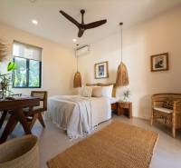 LUXURY 2-BEDROOM VILLA IN PAJE - Svetlá spálňa so závesnými lampami a prúteným nábytkom v rodinnom dome.