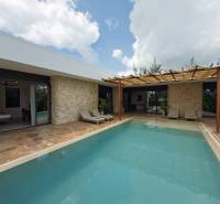 LUXURY 2-BEDROOM VILLA IN PAJE - Výstavba domov v Paje, Unguja South Region s bazénom a kamennými stenami na terase.