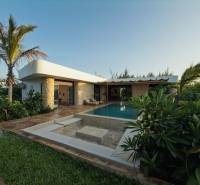 LUXURY 2-BEDROOM VILLA IN PAJE - Rodinný dom v Paje, Unguja South Region s bazénom, obklopený bujnou vegetáciou a dlažbou.