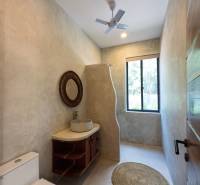 LUXURY 2-BEDROOM VILLA IN PAJE - Kúpeľňa s umývadlom, okrúhlym kobercom a ventilátorom. Výstavba domov.