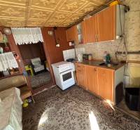 Predáme záhradu s možnosťou výstavby na Strednej ulici v Ružinove - Kuchyňa s dreveným dekorom, pohovkou a kobercom v Záhradách.