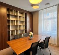 Prenájom nadštandardne zariadených kancelárií  v centre, 151 m2 - Kancelárie s dreveným nábytkom a konferenčným stolom, podlaha s dreveným dekorom.