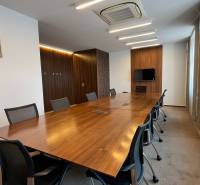 Prenájom nadštandardne zariadených kancelárií v centre, 151 m2 - Kancelárie na ulici Radlinského so stolom, stoličkami, obrazom a televízorom na stene.