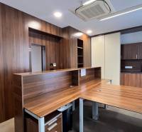 Prenájom nadštandardne zariadených kancelárií  v centre, 151 m2 - Kancelária s podlahou s dreveným dekorom a kuchynským kútom, široký drevený pult.