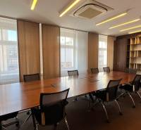 Prenájom nadštandardne zariadených kancelárií  v centre, 151 m2 - Konferenčná miestnosť na ulici Radlinského, kancelárie, stôl, stoličky, okná, police.