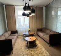 Prenájom nadštandardne zariadených kancelárií  v centre, 151 m2 - Kancelárie na ulici Radlinského s pohodlnými sedačkami, stolíkmi a svietidlami.