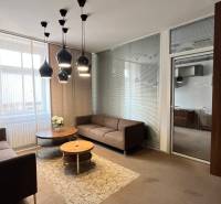 Prenájom nadštandardne zariadených kancelárií  v centre, 151 m2 - Kancelárie s pohodlnými sedačkami, okrúhlym stolíkom a zaujímavým osvetlením na strope.