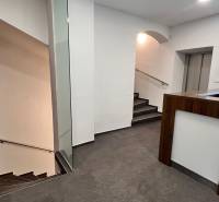 Prenájom nadštandardne zariadených kancelárií  v centre, 151 m2 - Kancelárie s recepciou, schodisko, podlaha s dreveným dekorom.