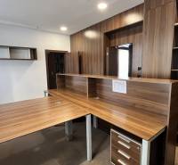 Prenájom nadštandardne zariadených kancelárií  v centre, 151 m2 - Kancelárie s nábytkom z dreveného dekoru a vstavanými policami.