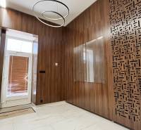 Prenájom nadštandardne zariadených kancelárií  v centre, 151 m2 - Vnútri budovy na ulici Radlinského, drevené obklady a dverové kancelárie, moderné osvetlenie.