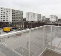 PRENÁJOM - 1 izbový byt v projekte Ovocné sady - Výhľad z balkóna na Ivánskej ceste v Bratislave - Ružinove, obklopený bytovými domami.