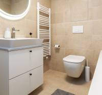 PRENÁJOM - 1 izbový byt v projekte Ovocné sady - Kúpeľňa v 1-izbovom byte s umývadlovou skrinkou, WC a vaňou.