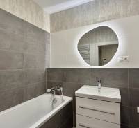 Na prenájom novostavba 2i bytu s parkingom, PRÚDY I., Trnava - Kúpeľňa v 2-izbovom byte s vaňou a umývadlom, svetlé a tmavé obklady.