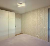 Na prenájom novostavba 2i bytu s parkingom, PRÚDY I., Trnava - Spálňa v 2-izbovom byte s veľkou skriňou a balkónovými dverami.