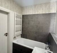 Na prenájom novostavba 2i bytu s parkingom, PRÚDY I., Trnava - Kúpeľňa s vaňou a tmavými obkladmi v 2-izbovom byte.