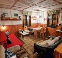 Útulná chata polosamota Tále Nízke Tatry - Rustikálny interiér chaty so sedačkami, dreveným dekorom a dekoráciami v útulnej atmosfére.