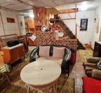 Útulná chata polosamota Tále Nízke Tatry - Chata s rustikálnym nábytkom a pohodlným posedením, podlaha s dreveným dekorom.