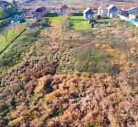 Radnovce – 660 m2 stavebný pozemok 20 minút od Rimavskej Soboty - Letecký pohľad na pozemky pre bývanie v Radnovciach s vidieckymi domami a zeleňou.