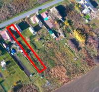 Radnovce – 660 m2 stavebný pozemok 20 minút od Rimavskej Soboty - Letecká perspektíva na pozemky pre bývanie v obci Radnovce s hlavnou cestou.