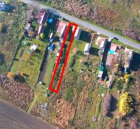 Radnovce – 660 m2 stavebný pozemok 20 minút od Rimavskej Soboty - Pohľad zhora na pozemky na bývanie v Radnovciach, obkolesené prírodou a neďalekou cestou.