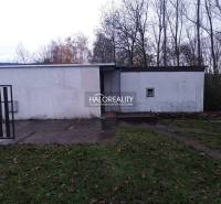 Predaj, rekreačný pozemok Nitrianske Rudno - ZNÍŽENÁ... - Rekreačné pozemky v Nitrianskom Rudne s jednoduchou stavbou obklopenou prírodou a stromami.