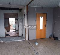 Predaj, rekreačný pozemok Nitrianske Rudno - ZNÍŽENÁ... - Miestnosť s podlahou s dreveným dekorom a nedokončenými stenami na Rekreačných pozemkoch.