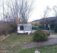 Predaj, rekreačný pozemok Nitrianske Rudno - ZNÍŽENÁ... - Chata so zeleňou na rekreačných pozemkoch v Nitrianskom Rudne pri lese.