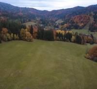 Investičný pozemok s panoramatickým výhľadom Čertov 9.100 m2 - Krásne jesenné lesy obklopujú rekreačné pozemky v Lazy pod Makytou na Čertove.