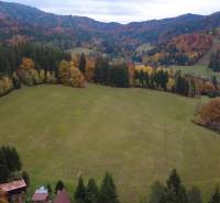 Investičný pozemok s panoramatickým výhľadom Čertov 9.100 m2 - Jesenná krajina s lesmi v okolí rekreačných pozemkov v Čertove, Lazy pod Makytou.