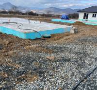 Na predaj rodinný dom, novostavba, bungalov, Vyšná Šebastová, Prešov - Stavba na ulici Vyšná Šebastová zobrazuje základy rodinného domu v malebnom prostredí.