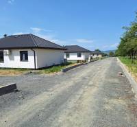 Na predaj rodinný dom, novostavba, bungalov, Vyšná Šebastová, Prešov - Rodinné domy na ulici Vyšná Šebastová v Prešove obklopené zeleňou, vedľa nehotovej cesty.