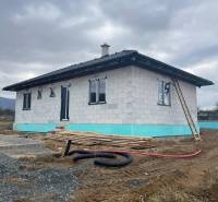 Na predaj rodinný dom, novostavba, bungalov, Vyšná Šebastová, Prešov - Rodinný dom vo výstavbe, na ulici Vyšná Šebastová, s montážnym materiálom a nedokončenou záhradou.