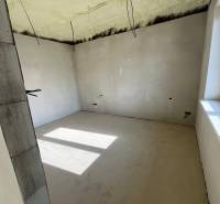 Na predaj rodinný dom, novostavba, bungalov, Vyšná Šebastová, Prešov - Izolovaný strop v rodinnom dome na ulici Vyšná Šebastová. Svetlá izba s veľkým oknom.