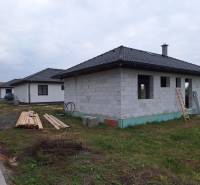 Na predaj rodinný dom, novostavba, bungalov, Vyšná Šebastová, Prešov - Stavebný proces rodinných domov na ulici Vyšná Šebastová v Prešove, práce s drevenými materiálmi.