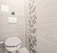 NA PREDAJ 3-IZB. BYT S TERASOU A ZÁHRADKOU, DUN.STREDA - Toaleta s dekoračnými dlaždicami a kvetinovým vzorom v 3-izbovom byte.