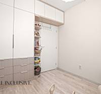 NA PREDAJ 3-IZB. BYT S TERASOU A ZÁHRADKOU, DUN.STREDA - Detská izba s bielou skriňou a otvorenými policami v 3-izbovom byte.