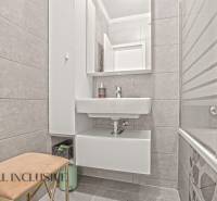 NA PREDAJ 3-IZB. BYT S TERASOU A ZÁHRADKOU, DUN.STREDA - Kúpeľňa v 3-izbovom byte s vaňou, umývadlom a úložným priestorom.