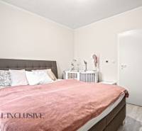 NA PREDAJ 3-IZB. BYT S TERASOU A ZÁHRADKOU, DUN.STREDA - Spálňa v 3-izbovom byte s pohodlnou posteľou a detskou postieľkou.