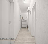 NA PREDAJ 3-IZB. BYT S TERASOU A ZÁHRADKOU, DUN.STREDA - Chodba v 3-izbovom byte s podlahou s dreveným dekorom a klimatizáciou.