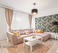 NA PREDAJ 3-IZB. BYT S TERASOU A ZÁHRADKOU, DUN.STREDA - Obývačka s béžovou sedacou súpravou, bielym stolíkom a tapetou s prírodným motívom.