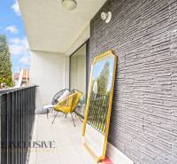 NA PREDAJ 3-IZB. BYT S TERASOU A ZÁHRADKOU, DUN.STREDA - Balkón 3-izbového bytu s dekoratívnym zrkadlom a pohodlným kreslom.