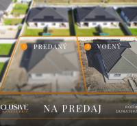 NA PREDAJ 4-IZBOVÝ RD - NOVOSTAVBA, DUNAJSKÁ STREDA  - Pohľad na dva rodinné domy v Dunajskej Strede, na ulici Florida Villa Park.