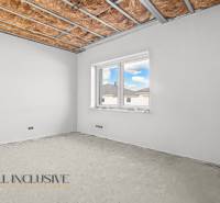 NA PREDAJ 4-IZBOVÝ RD - NOVOSTAVBA, DUNAJSKÁ STREDA  - Surová miestnosť v rodinnom dome s oknom a izolovaným stropom.